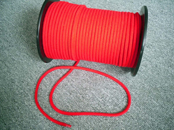 Rotes BDSM Seil